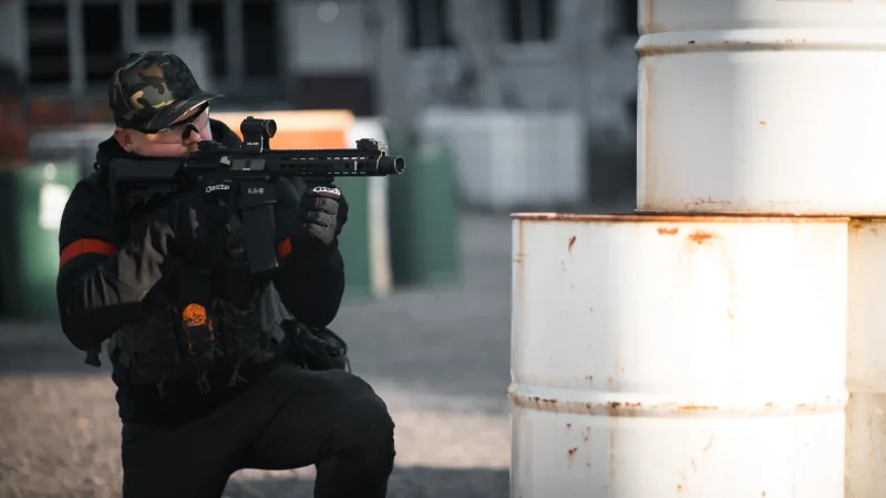 Ulkopeli – pelaaja tähtää suojasta